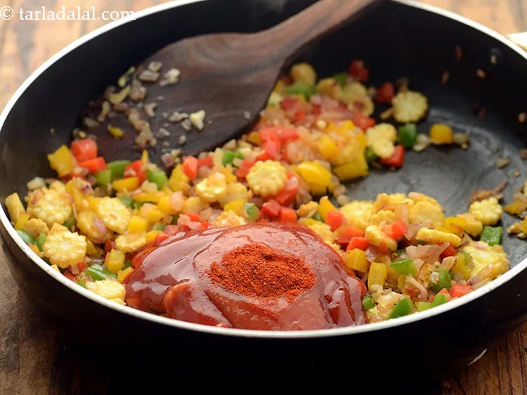 स्टेप 17 – मिर्च पाउडर डालें। तिखापन आपका बच्चा खा सके उस हिसाब …