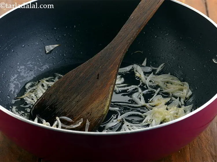 स्टेप 2 – एक वाक / कढाई या एक गहरे नॉन-स्टिक पैन में …