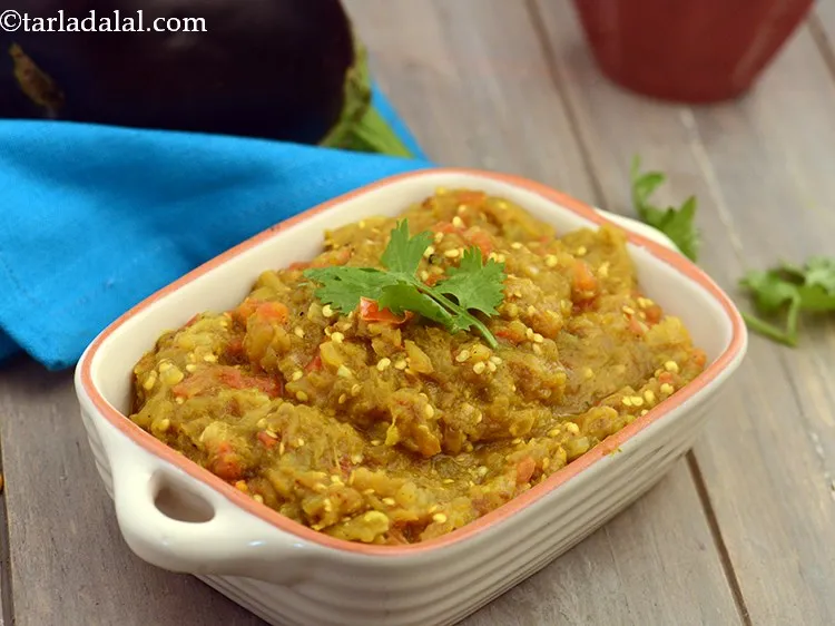 Step 20 – Serve <strong>Punjabi Baingan Bharta</strong> hot garnished with coriander. You can enjoy the smoky eggplant mash …