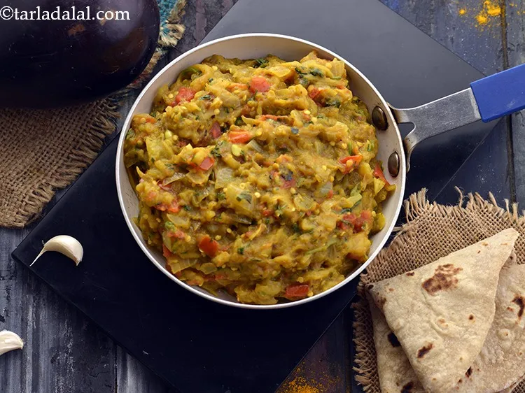 Step 20 – Serve <strong>Punjabi</strong> <strong>Baingan Bharta</strong> hot garnished with coriander. You can enjoy the smoky eggplant mash …