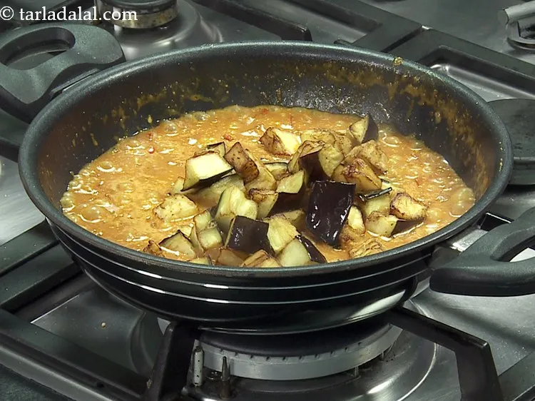 Step 24 – Add the deep-fried brinjal cubes to make&nbsp;<strong>Indian style spicy baingan musallam</strong>.