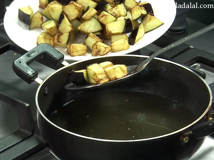 Step 5 – Drain eggplant cubes on an absorbent paper to get rid of excess oil.