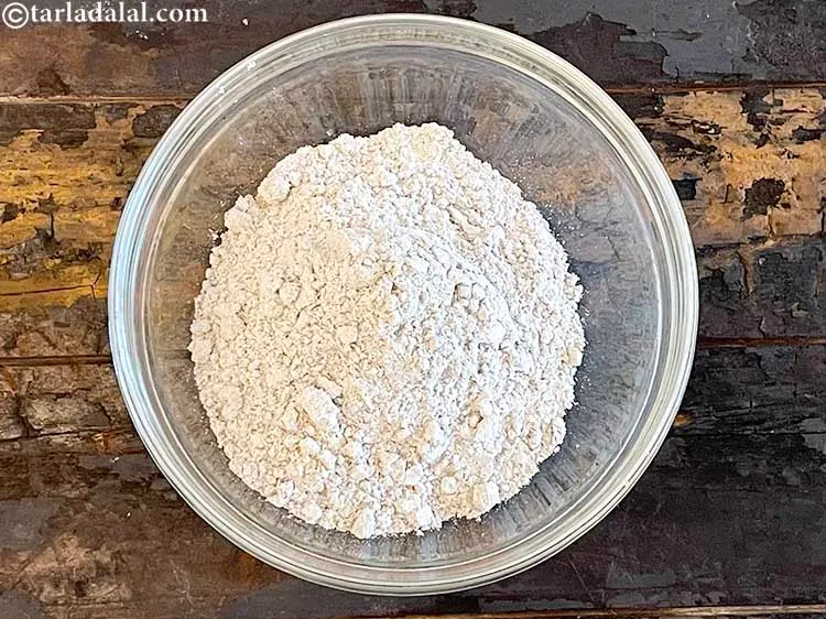 स्टेप 16 – एक गहरी कटोरी में १ १/४ कप <a href=""https://www.tarladalal.com/glossary-bajra-flour-bajra-ka-atta-bajre-ka-atta-hindi-176i"" target=""_blank""><strong>बाजरे …