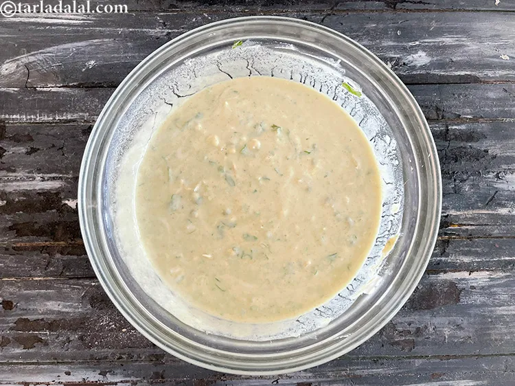 स्टेप 11 – घोल थोड़ा गाढ़ा होना चाहिए, ताकी वे आसानी से फैल …