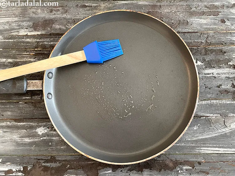 स्टेप 12 – पैनकेक को तवे पर चिपकने से बचाने के लिए तवे …