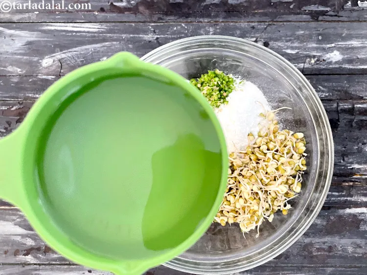 स्टेप 10 – धीरे-धीरे पानी डालें क्योंकि पानी की मात्रा आमतौर पर आटे …