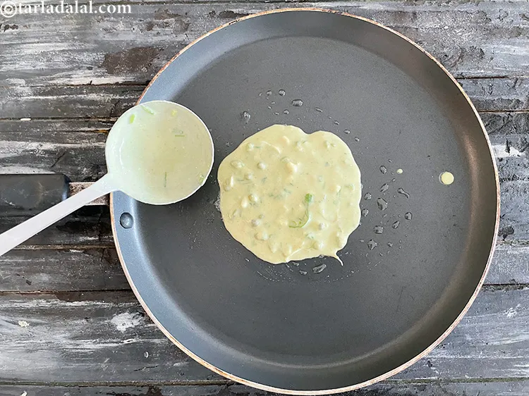 स्टेप 27 – एक चम्मच घोल डालें और इसे समान रूप से फैलाकर …