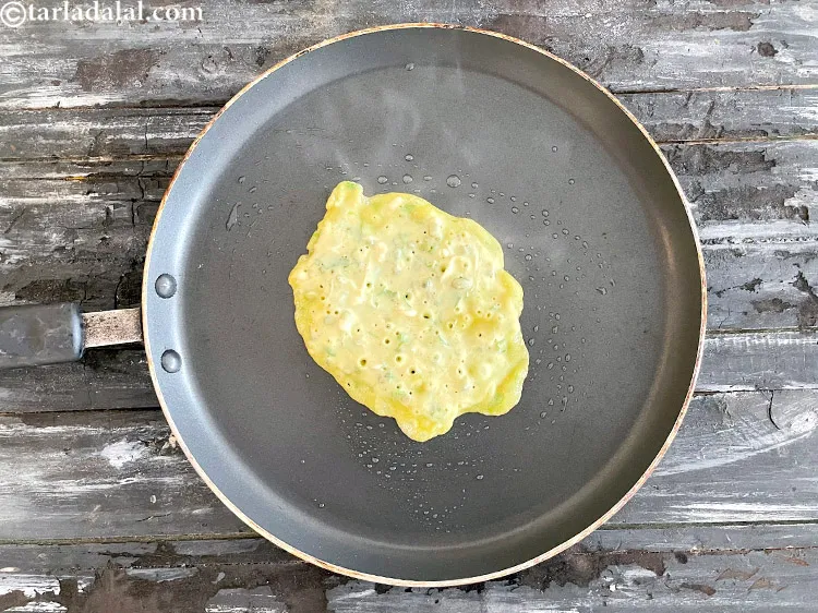 स्टेप 28 – एक तरफ से १५ से ३० सेकेंड तक पकाएं।