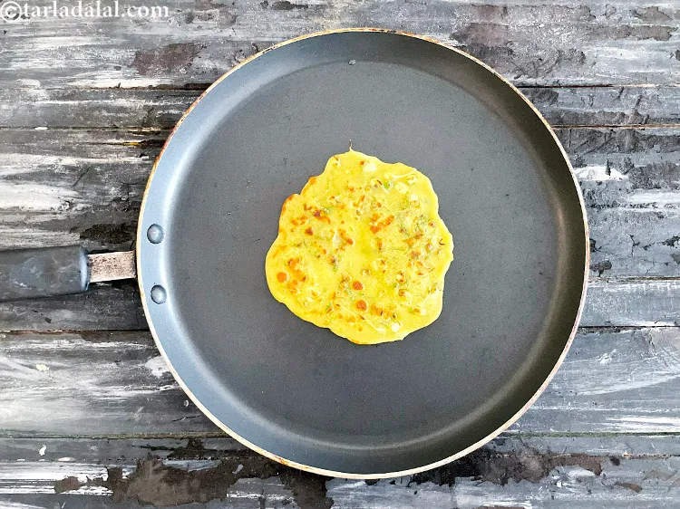 स्टेप 30 – पलटें और दूसरी तरफ भी सुनहरा भूरा होने तक पकाएं। …