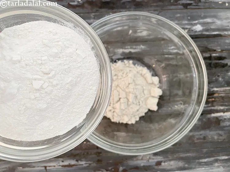 स्टेप 15 – १/२ कप <a href=""https://www.tarladalal.com/glossary-rice-flour-chawal-ka-atta-hindi-534i"">चावल का आटा</a> डालें।