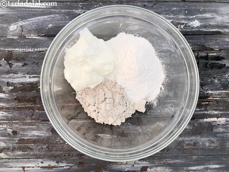 स्टेप 16 – १/२ कप ताजा <a href=""https://www.tarladalal.com/glossary-whisked-curds-hindi-2096i"">फेंटा हुआ दही</a> डालें।