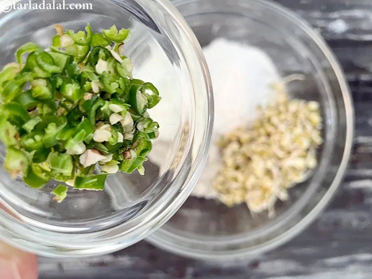 स्टेप 18 – १ टेबल-स्पून <a href=""https://www.tarladalal.com/glossary-chopped-green-chilli-hindi-820i"">बारीक कटी हुई हरी मिर्च</a> डालें।