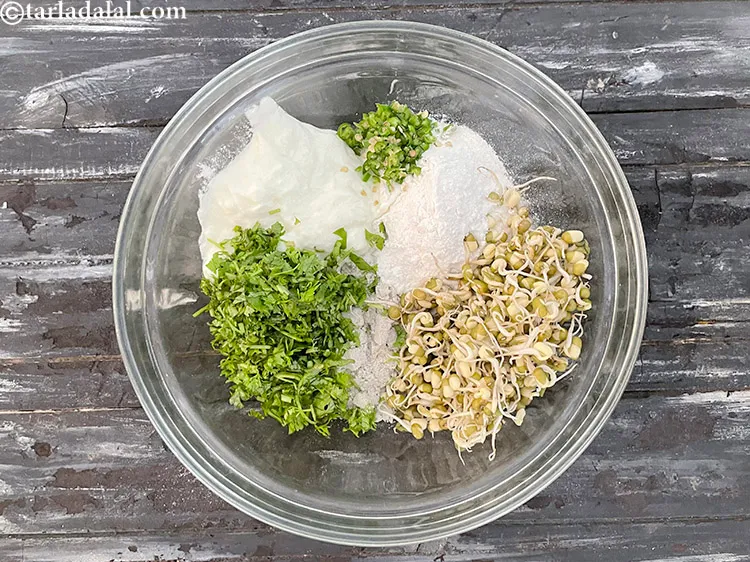 स्टेप 19 – १/४ कप <a href=""https://www.tarladalal.com/glossary-chopped-coriander-hindi-783i"">बारीक कटा हुआ हरा धनिया</a> डालें।