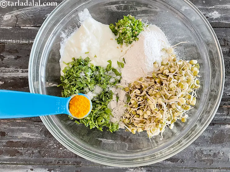 स्टेप 21 – १/४ टी-स्पून <a href=""https://www.tarladalal.com/glossary-turmeric-powder-haldi-hindi-645i"">हल्दी पाउडर</a> डालें।