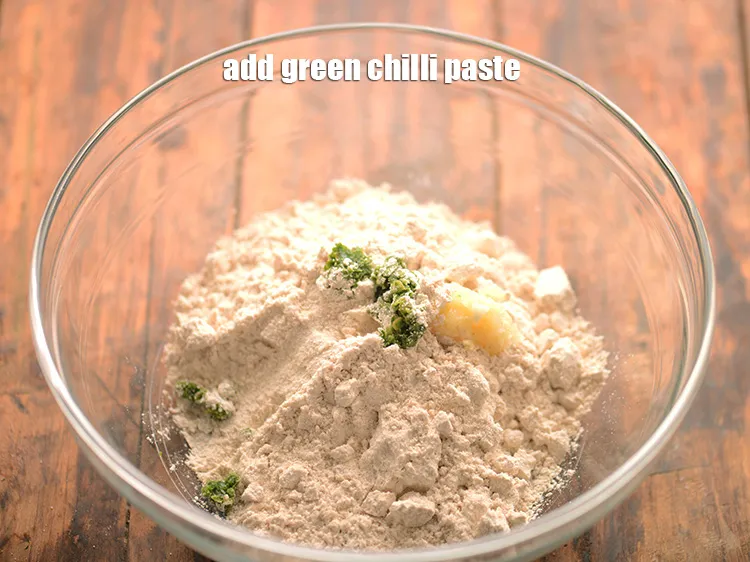 स्टेप 27 – १ टी-स्पून <a href=""https://www.tarladalal.com/glossary-green-chilli-paste-hari-mirch-ki-paste-mirchi-paste-hindi-333i"">हरी मिर्च का पेस्ट</a> डालें।
