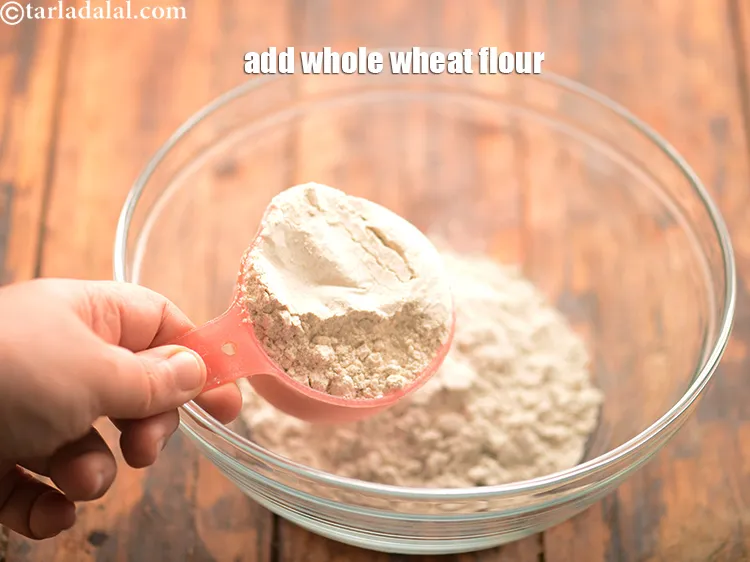 स्टेप 25 – १/२ कप <a href=""https://www.tarladalal.com/glossary-whole-wheat-flour-gehun-ka-atta-gehun-ka-aata-hindi-429i"">गेहूं का आटा</a> डालें।