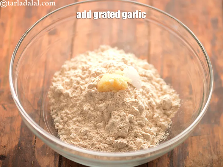 स्टेप 26 – १ टी-स्पून <a href=""https://www.tarladalal.com/glossary-grated-garlic-hindi-859i"">कसा हुआ लहसुन</a> डालें। जैन लोग लहसुन …