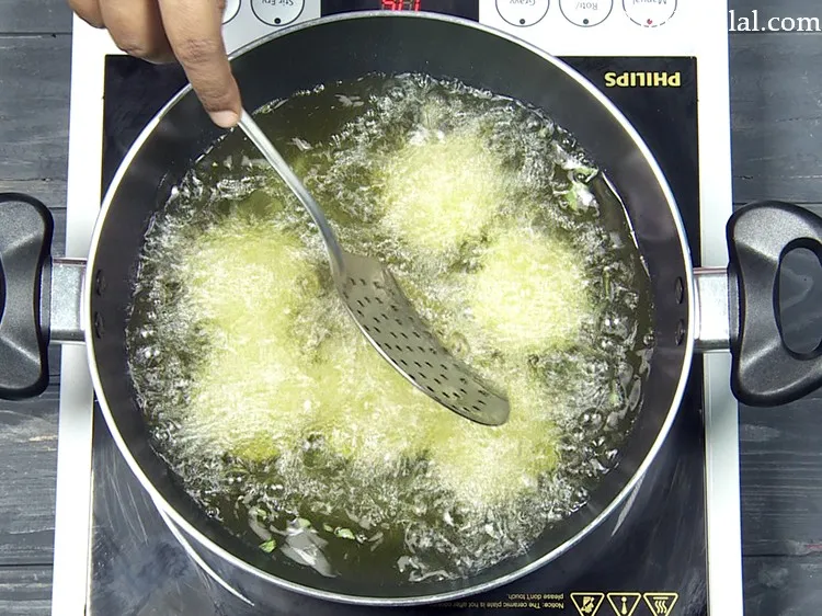 स्टेप 25 – एक गहरे नॉन-स्टिक पैन में तेल गरम करें और गरम …