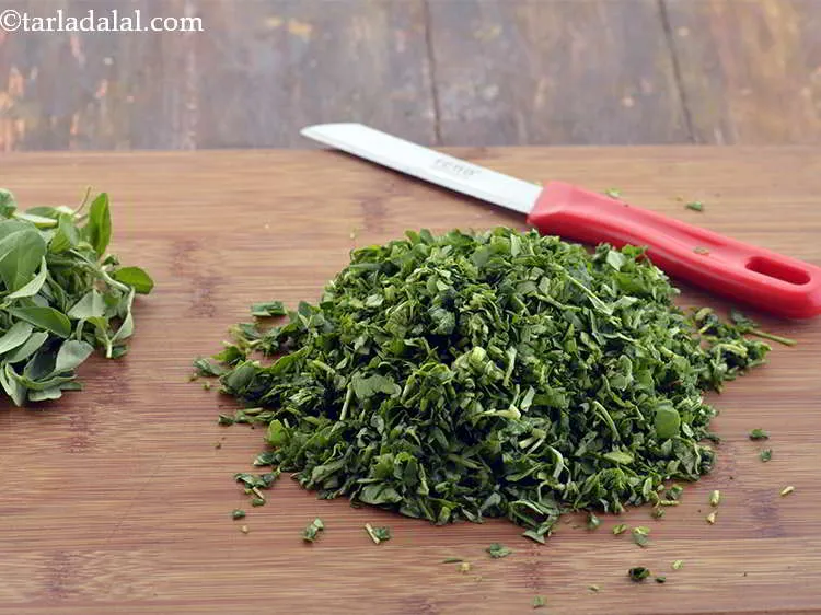 स्टेप 10 – ३/४ कप बारीक <a href=""https://www.tarladalal.com/glossary-chopped-fenugreek-hindi-811i"">कटी हुई मेथी</a> डालें।