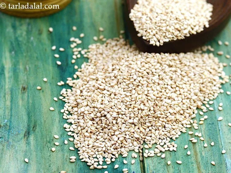 स्टेप 17 – १ १/२ टेबल-स्पून <a href=""https://www.tarladalal.com/glossary-sesame-seeds-til-gingelly-seeds-hindi-612i"">तिल</a> डालें। ये छोटे बीज विपरीत …