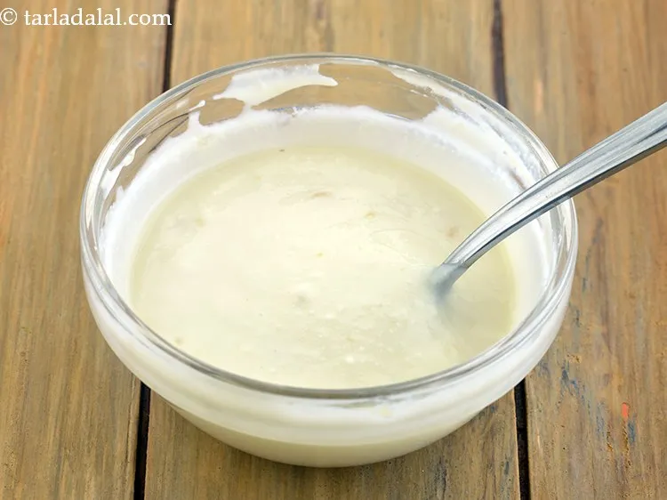 स्टेप 20 – अंत में तैयार दही-गुड़ का मिश्रण डालें।