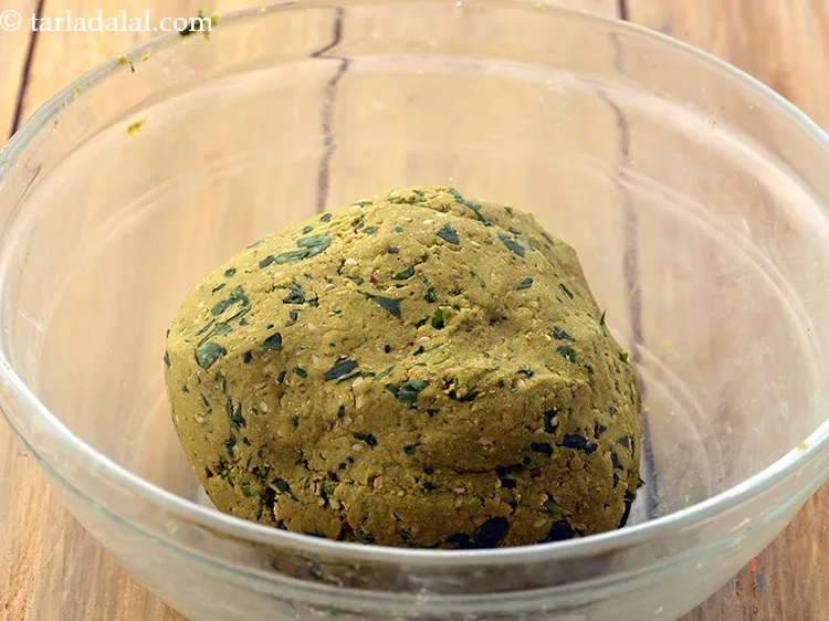 स्टेप 22 – पर्याप्त पानी का उपयोग करके एक अर्द्ध नरम आटा गूंध …