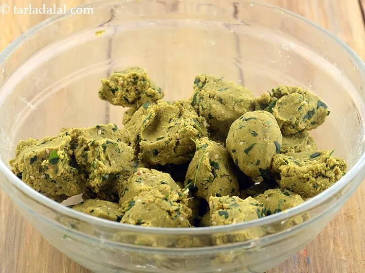 स्टेप 23 – <strong>बाजरा मेथी ढेबरा</strong> के आटे को ४० बराबर भागों में …