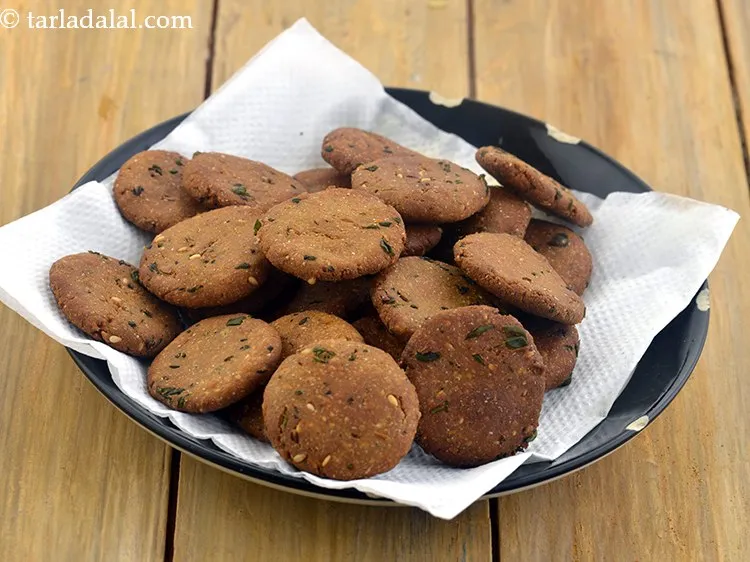 स्टेप 26 – एक तेल सोखनेवाले कागज पर निकाल लें।