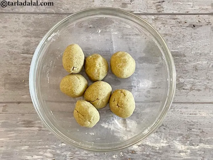 स्टेप 24 – <strong>हैंडमेड बाजरा खाखरा</strong> बनाने के लिए, आटे को ७ बराबर …