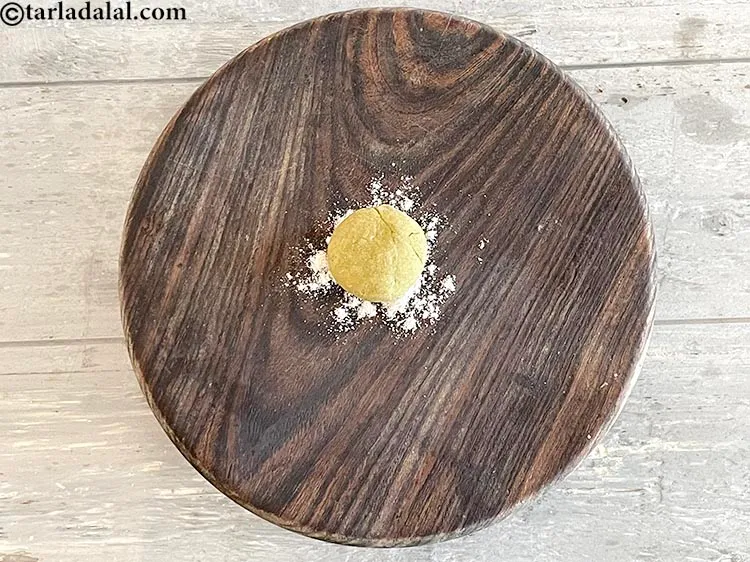 स्टेप 14 – आटे का एक भाग लें और इसे अपनी हथेलियों के …