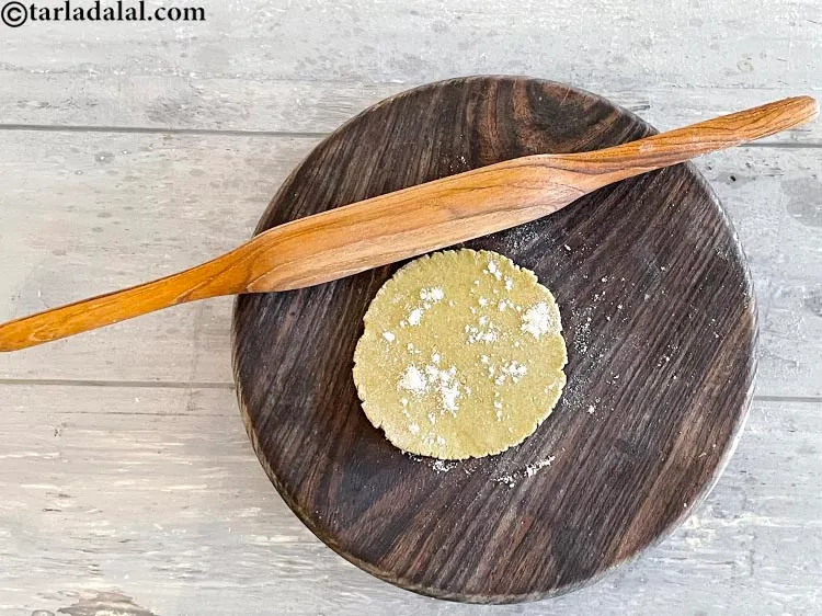 स्टेप 15 – आटा के एक हिस्से को ७५ मि। मी। (३&rdquo;) व्यास …