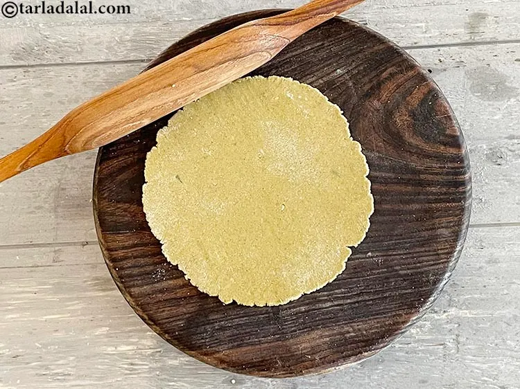 स्टेप 16 – आटा के एक हिस्से को आगे बढ़ते हुए १२५ मि। …