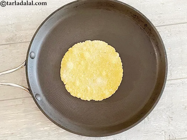 स्टेप 17 – एक नॉन-स्टिक तवा गरम करें। उस पर बेला हुआ खाखरा …