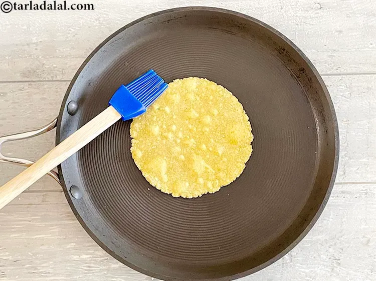 स्टेप 18 – दोनों तरफ १/४ टी स्पून घी लगायें। अगर आप चाहें …