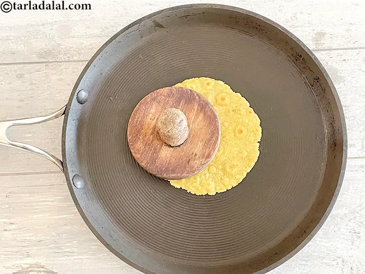 स्टेप 19 – <strong>खाखरा</strong> को धीमी आंच पर एक मुड़े हुए मलमल के …