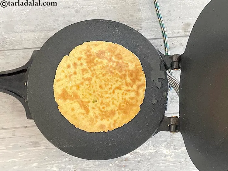 Step 37 – <meta charset="UTF-8" />Cook and keep flipping 4 to 5 times. Or else the&nbsp;<strong>khakhra</strong>&nbsp;will get burnt …