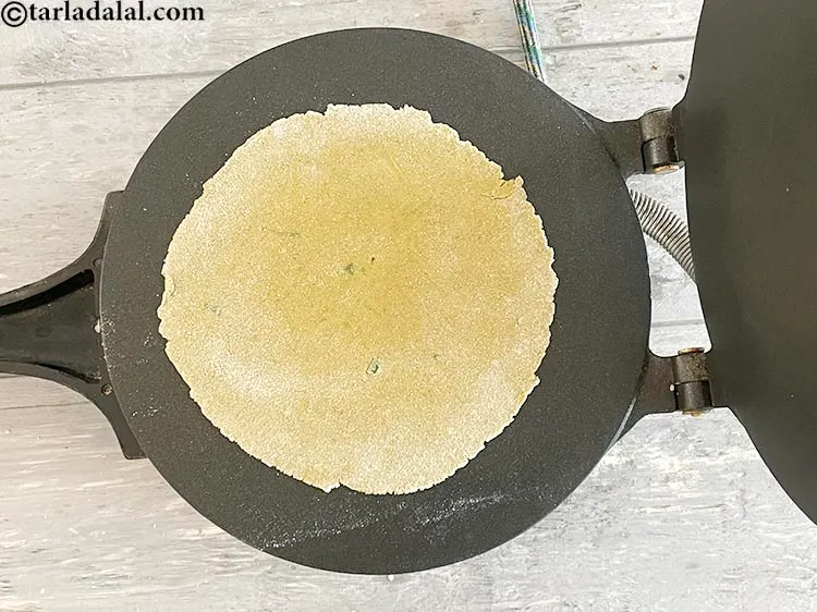 Step 34 – Place the rolled khakhra in the&nbsp;khakhra press.