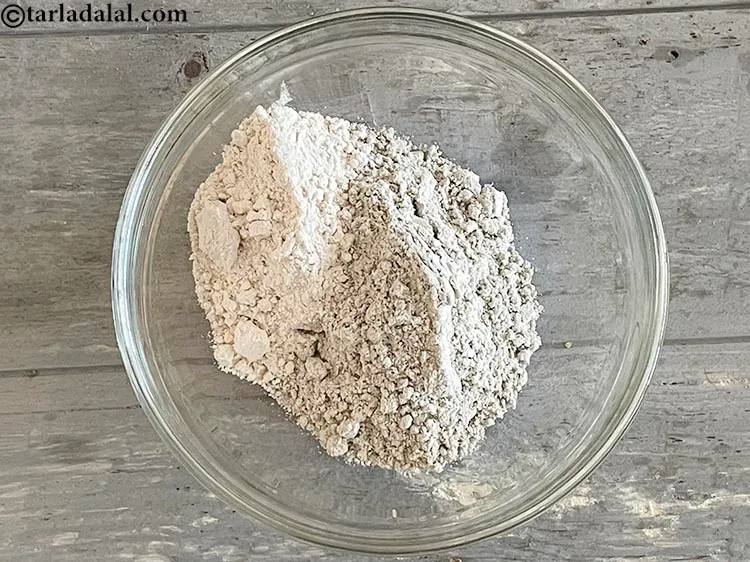 स्टेप 3 – २ टेबल-स्पून <a href=""https://www.tarladalal.com/glossary-whole-wheat-flour-gehun-ka-atta-gehun-ka-aata-hindi-429i"">गेहूं का आटा</a> डालें।&nbsp;<a href=""https://www.tarladalal.com/recipes-using-whole-wheat-flour-in-hindi-429"">गेहूं&nbsp;का&nbsp;आटा&nbsp;</a><a href=""https://www.tarladalal.com/recipes-for-Diabetic-Recipes-in-hindi-language-370"">मधुमेह</a> रोगियों …