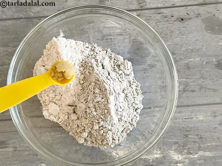 स्टेप 4 – १/२ टी-स्पून <a href=""https://www.tarladalal.com/glossary-ginger-garlic-paste-adrak-lehsun-ki-pate-adrak-lahsun-ki-paste-hindi-939i"">अदरक-लहसु की पेस्ट</a> डालें।