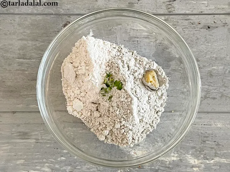 स्टेप 5 – १/४ टेबल-स्पून बारीक कटी हुई <a href=""https://www.tarladalal.com/glossary-green-chillies-hindi-331i"" target=""_blank"">हरी मिर्च</a> डालें।