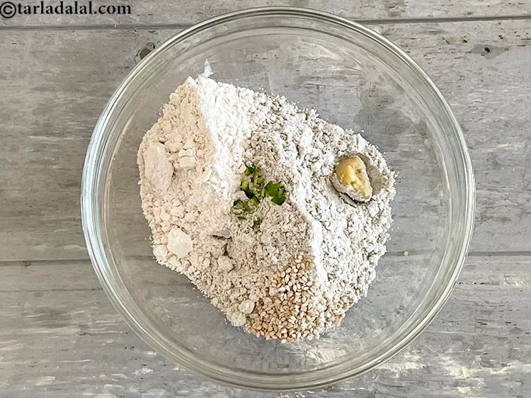 स्टेप 6 – १/२ टी-स्पून <a href=""https://www.tarladalal.com/glossary-sesame-seeds-til-gingelly-seeds-hindi-612i"">तिल</a> डालें।