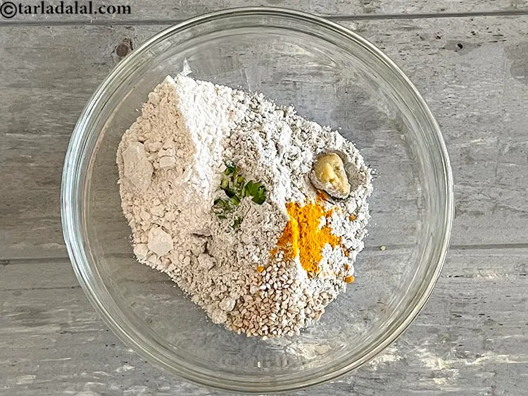 स्टेप 7 – १/४ टी-स्पून <a href=""https://www.tarladalal.com/glossary-turmeric-powder-haldi-hindi-645i"">हल्दी पाउडर</a> डालें।