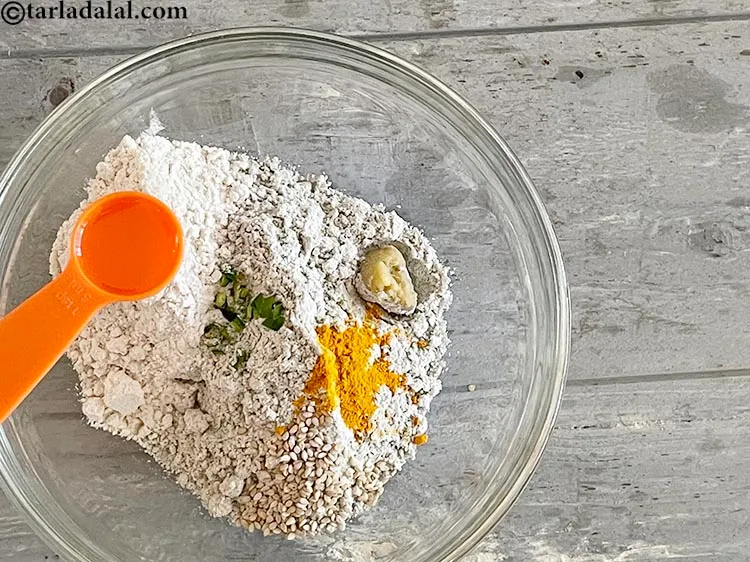 स्टेप 8 – १ टी-स्पून <a href=""https://www.tarladalal.com/glossary-oil-hindi-671i"">तेल</a> डालें।