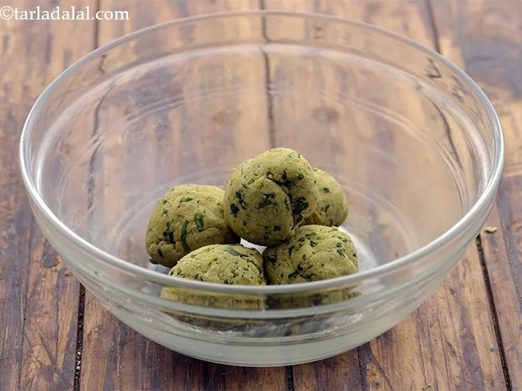 Step 24 – To make the <strong>bajra methi khakhra</strong>, divide the dough into 5 equal portions.