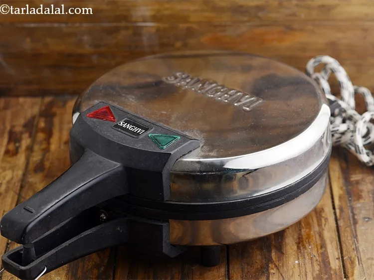 स्टेप 22 – बाजार में कई <strong>खाखरा </strong>प्रेस उपलब्ध हैं जो लगभग १८०० …