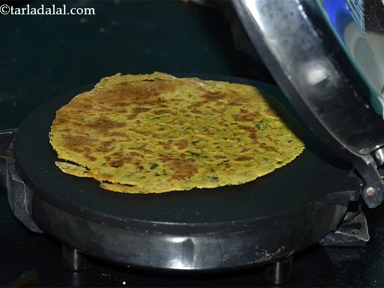 Step 32 – Cook and keep flipping 4 to 5 times. Or else the <strong>khakhra</strong> will get burnt …