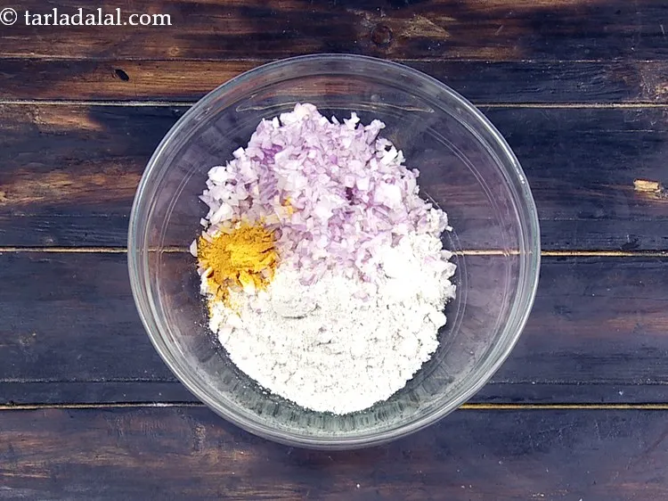 Step 4 – Add 1/2 tsp&nbsp;<a href="https://www.tarladalal.com/glossary-turmeric-powder-haldi-645i">turmeric powder (haldi)</a>.&nbsp;One of the&nbsp;<strong>health benefits of turmeric</strong>&nbsp;is it&rsquo;s anti-inflammatory property due …