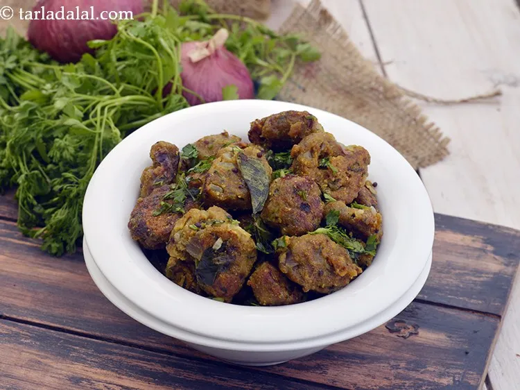 Step 35 – Serve <strong>bajra onion muthia recipe | Gujarati bajra muthiya | healthy onion bajra muthiya</strong> immediately …