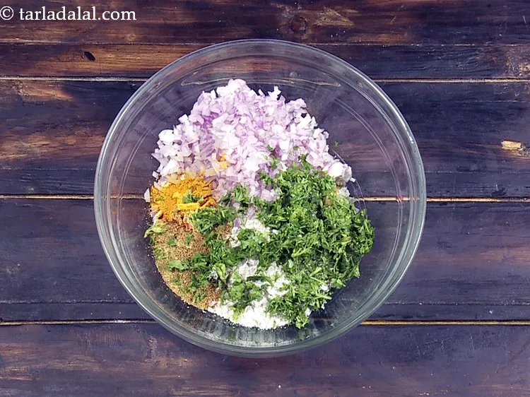 Step 9 – Add 2 tbsp&nbsp;<a href="https://www.tarladalal.com/glossary-chopped-coriander-783i">chopped coriander (dhania)</a>.&nbsp;<strong>&nbsp;</strong>The antioxidants&nbsp;<a href="https://www.tarladalal.com/recipes-for-vitamin-a-rich-816" target="_blank">vitamin A</a>,&nbsp;<a href="https://www.tarladalal.com/recipes-for-Vitamin-C-Rich-Indian-Recipes-804" target="_blank">vitamin C</a>&nbsp;and the quercetin …