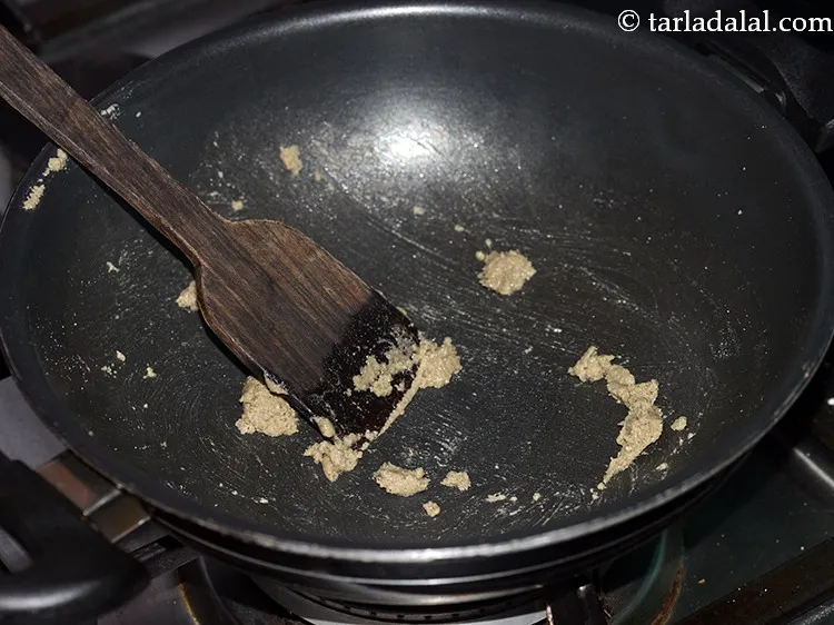 स्टेप 4 – मध्यम आंच पर १ से १ १/२ मिनट के लिए …